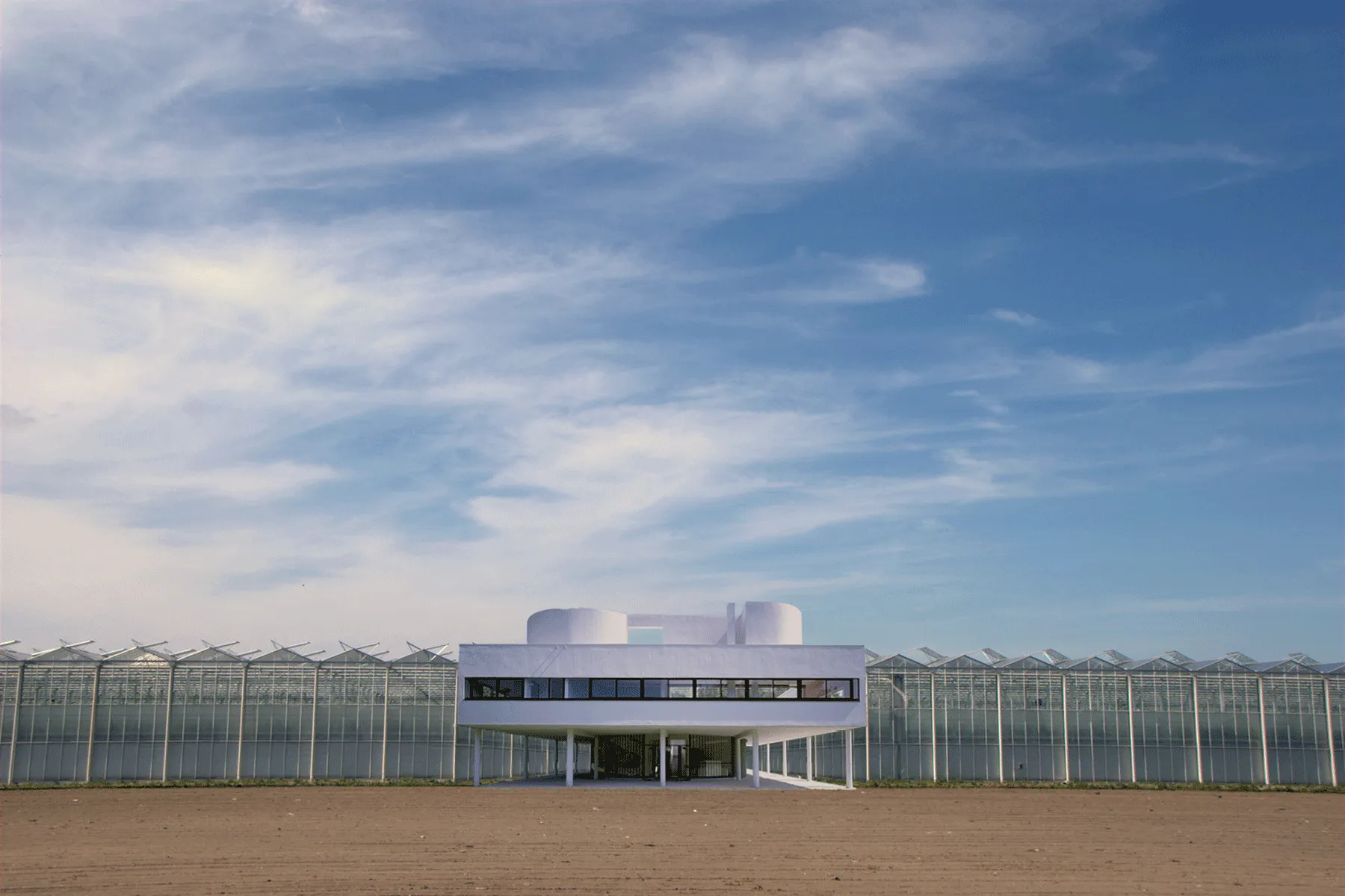 Collage van Villa Savoye in een kas. Villa Savoye, ontworpen door Le Corbusier, was ontworpen als een machine om in te wonen, de kassen zijn in tegenstelling machines om in te telen.